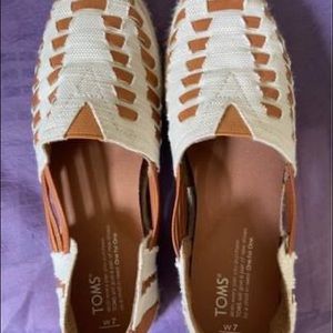 Tom’s women slip on